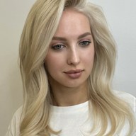 Тотал блонд на сложных волосах: мелирование и AirTouch как безопасный путь к идеальному цвету